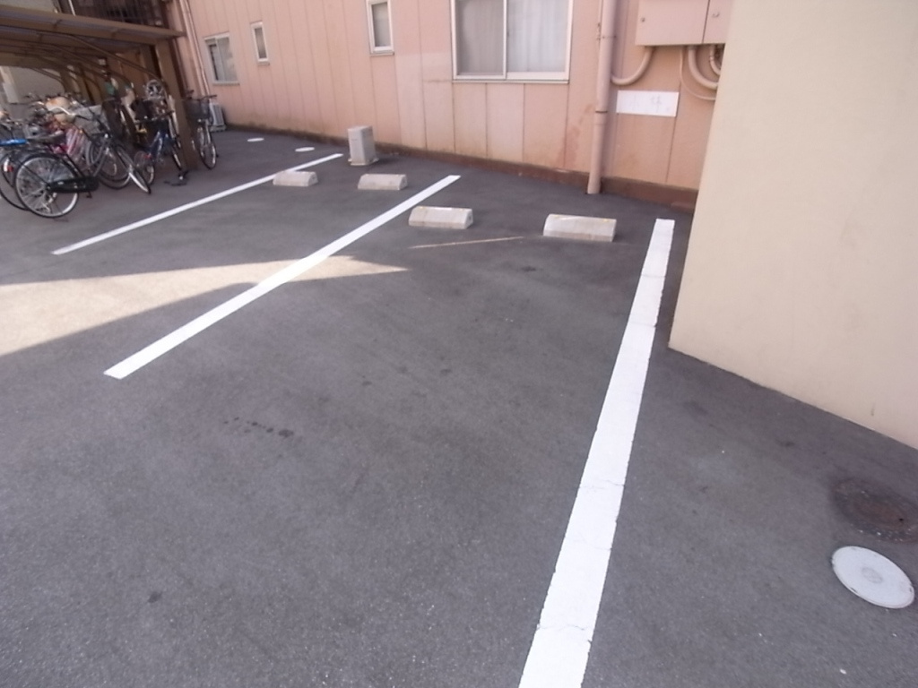 大奥マンションB棟の駐車場