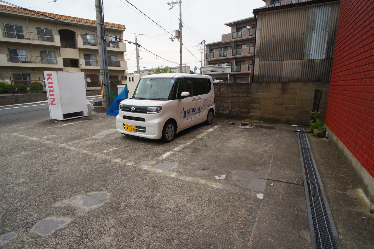 ジュネス神殿の駐車場