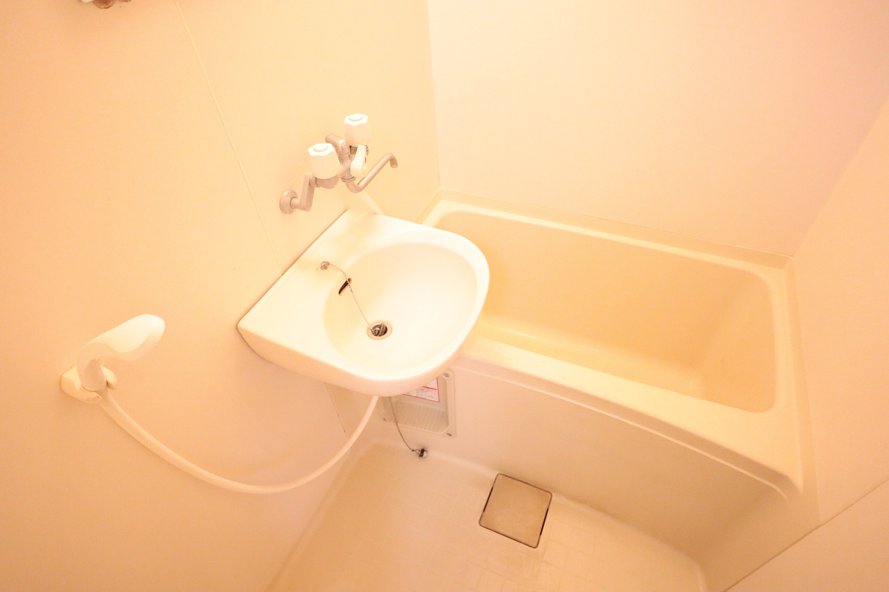 レオパレスウェストコートの浴室