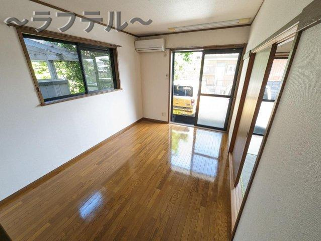 所沢市大字山口のアパートの居間・リビング