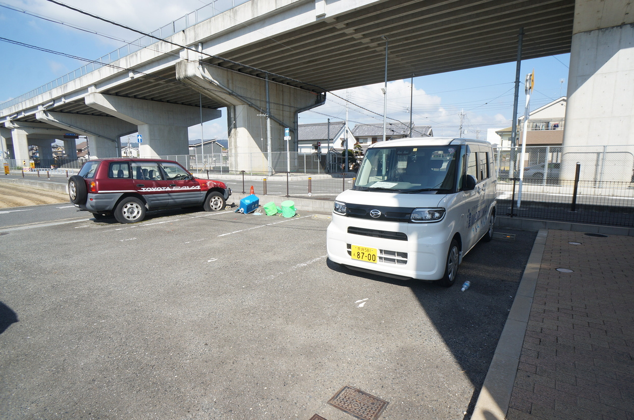 レオパレス隆の駐車場