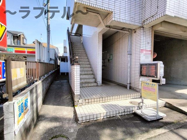 出浦第五ビルのエントランス