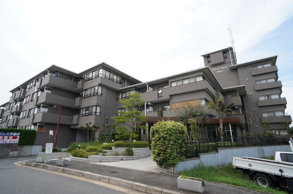 グランドパレス学園前のエントランス