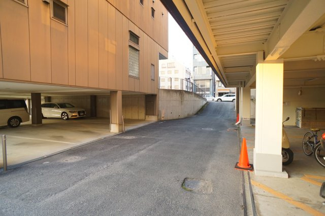 オーヤビル新館の駐車場