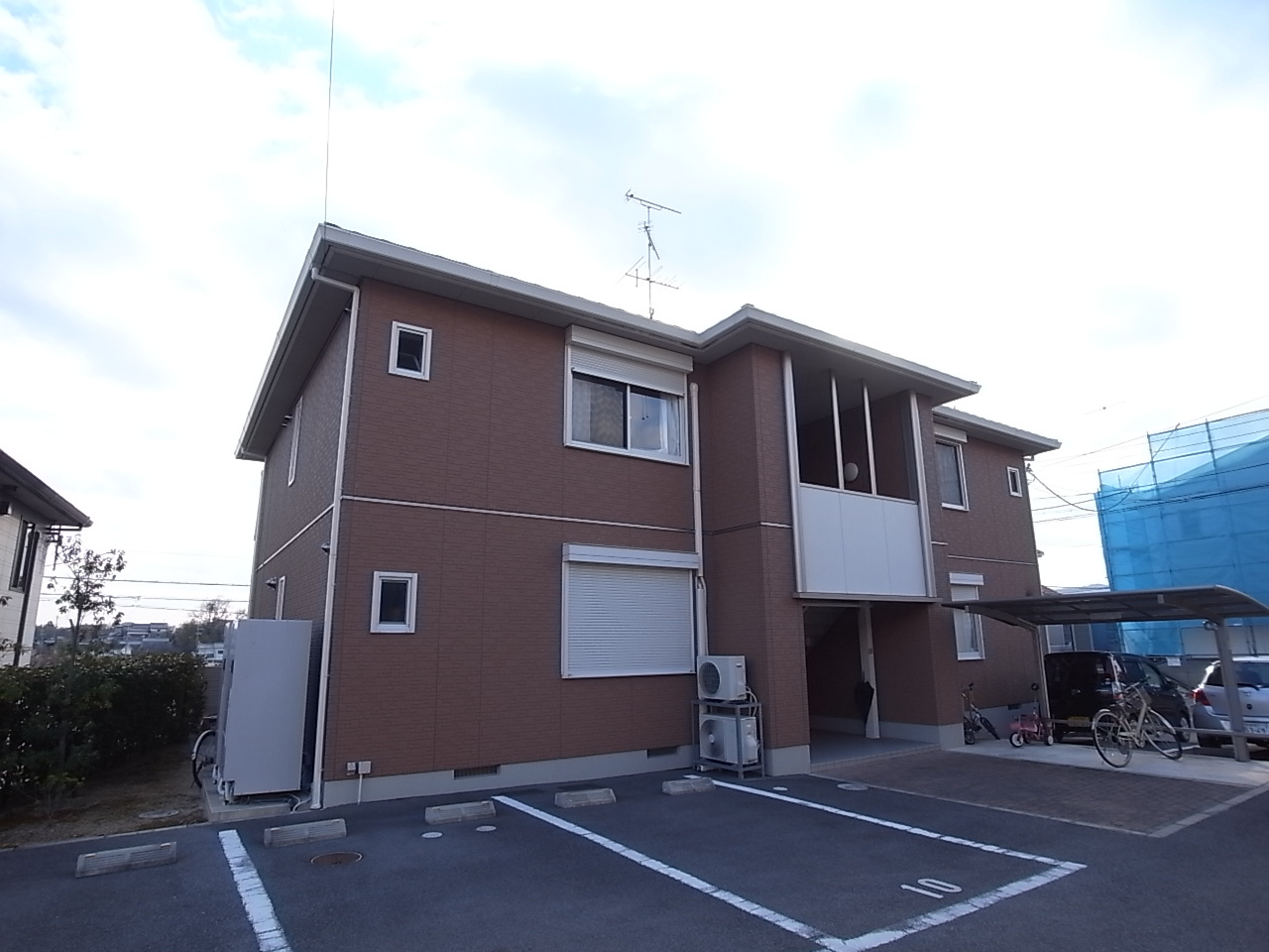 クレストヒルズＢ棟の駐車場