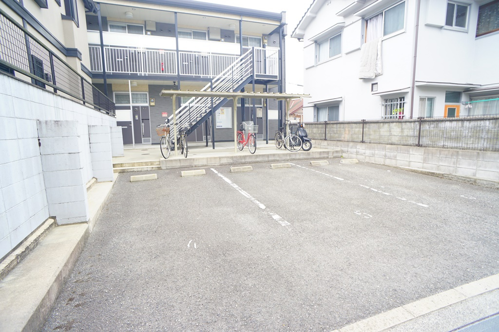 レオパレス藤尾の駐車場