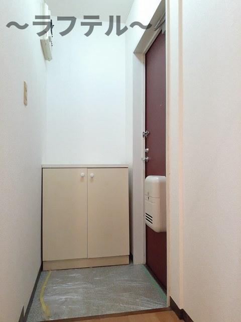 甲の山ハイツの玄関