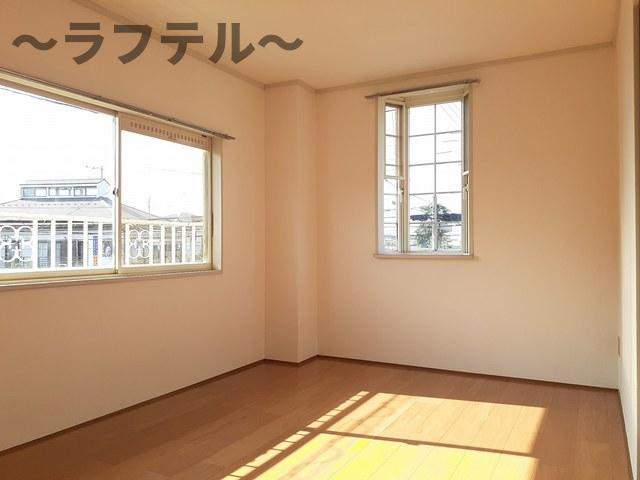 甲の山ハイツの洋室