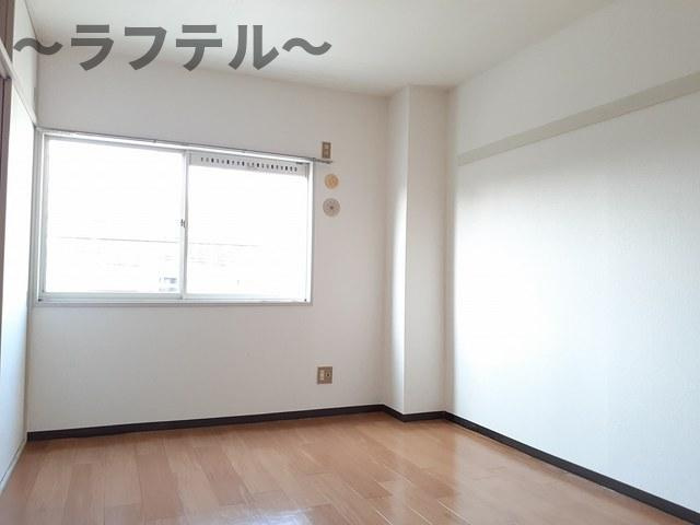 甲の山ハイツの洋室