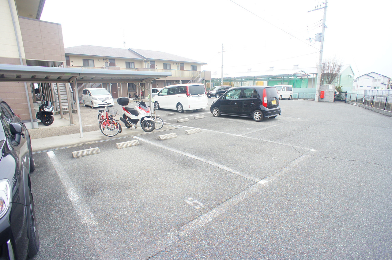 サンクコール朝和Aの駐車場