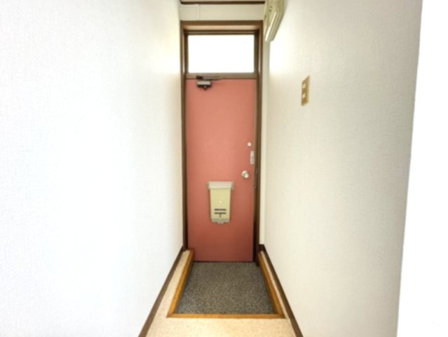 奈良市高畑町のアパートの玄関