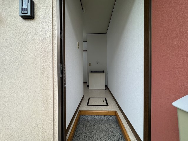 奈良市高畑町のアパートの玄関