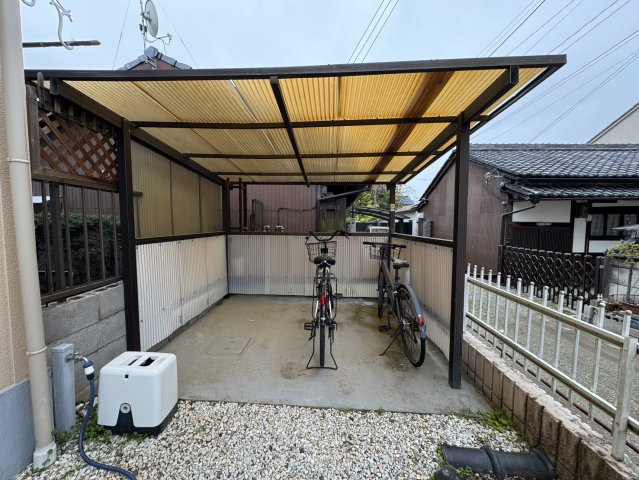奈良市高畑町のアパートの駐車場