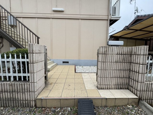 奈良市高畑町のアパートのエントランス