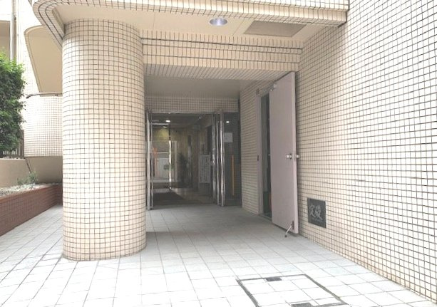 川口市幸町１丁目の賃貸マンションのエントランス