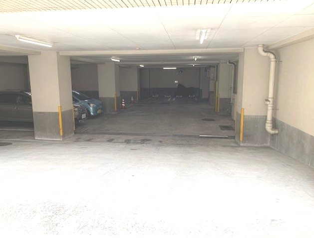 川口市幸町１丁目の賃貸マンションの駐車場