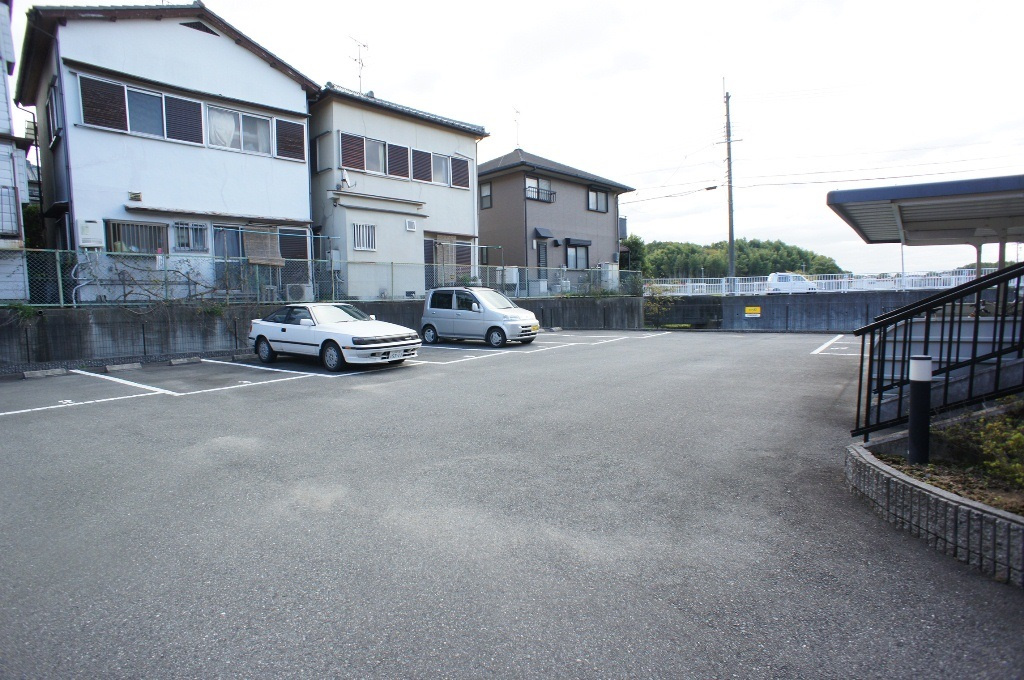プラムハウスの駐車場
