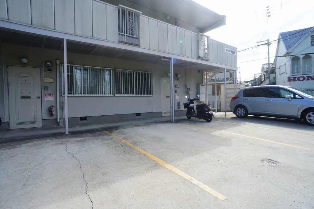 ボヌール菅原町の駐車場