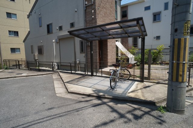 ビヨンドエミネンスＡ棟の駐車場