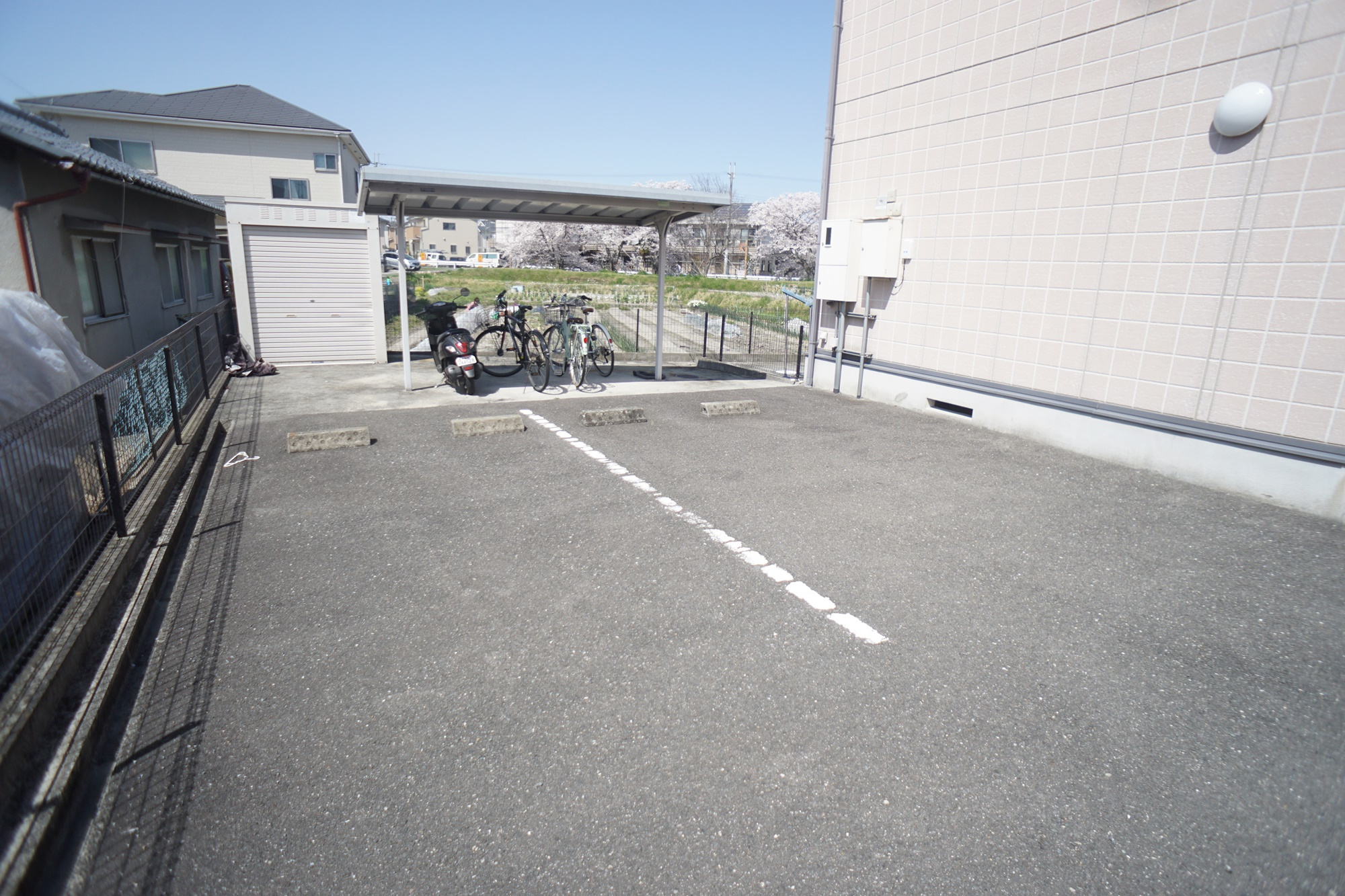 アネックス中山の駐車場