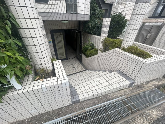 シティパレスあやめ池Ｐー８のエントランス
