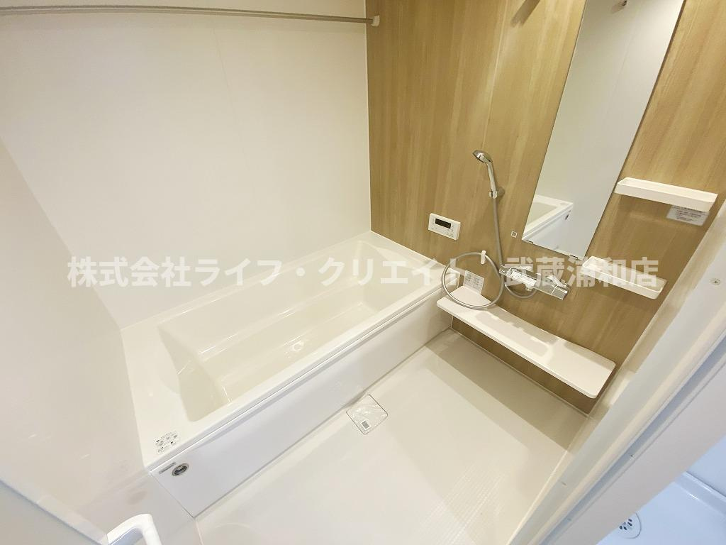 ブランシュ上の台の浴室