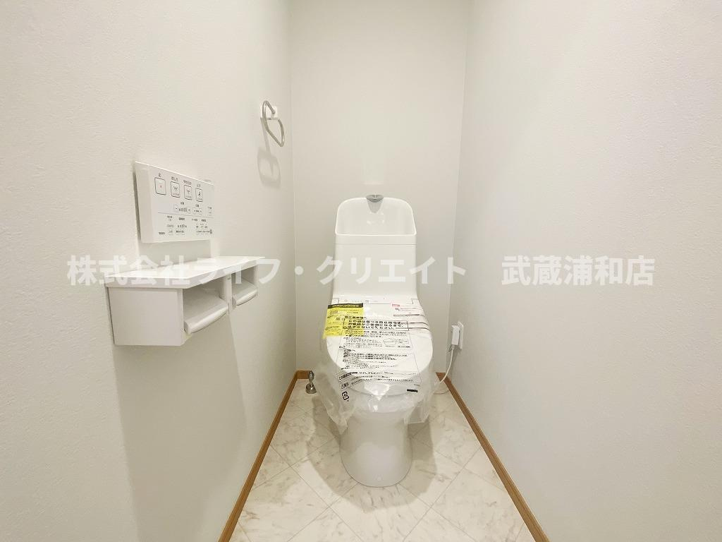 ブランシュ上の台のトイレ