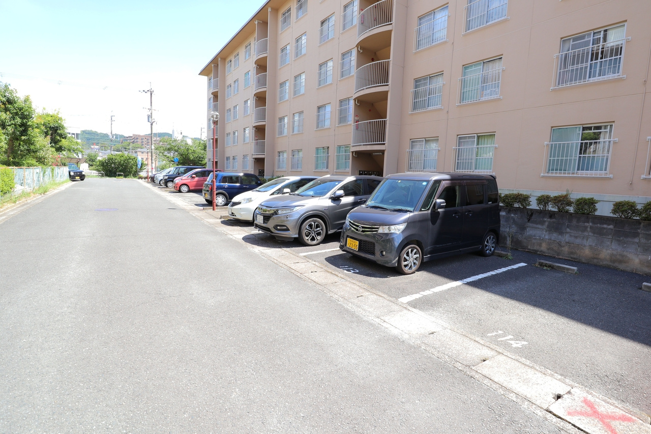 フラワリータウン生駒Ａ棟の駐車場