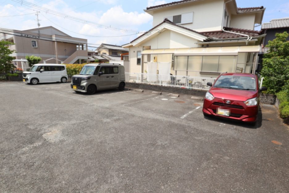 シャンクレール壱番館の駐車場