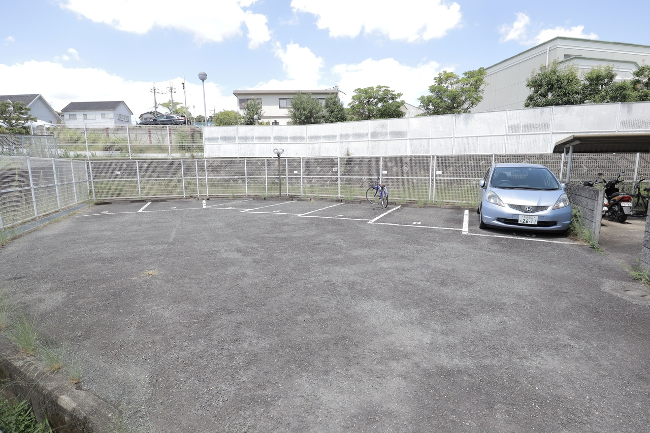 シティパレス東生駒A棟の駐車場