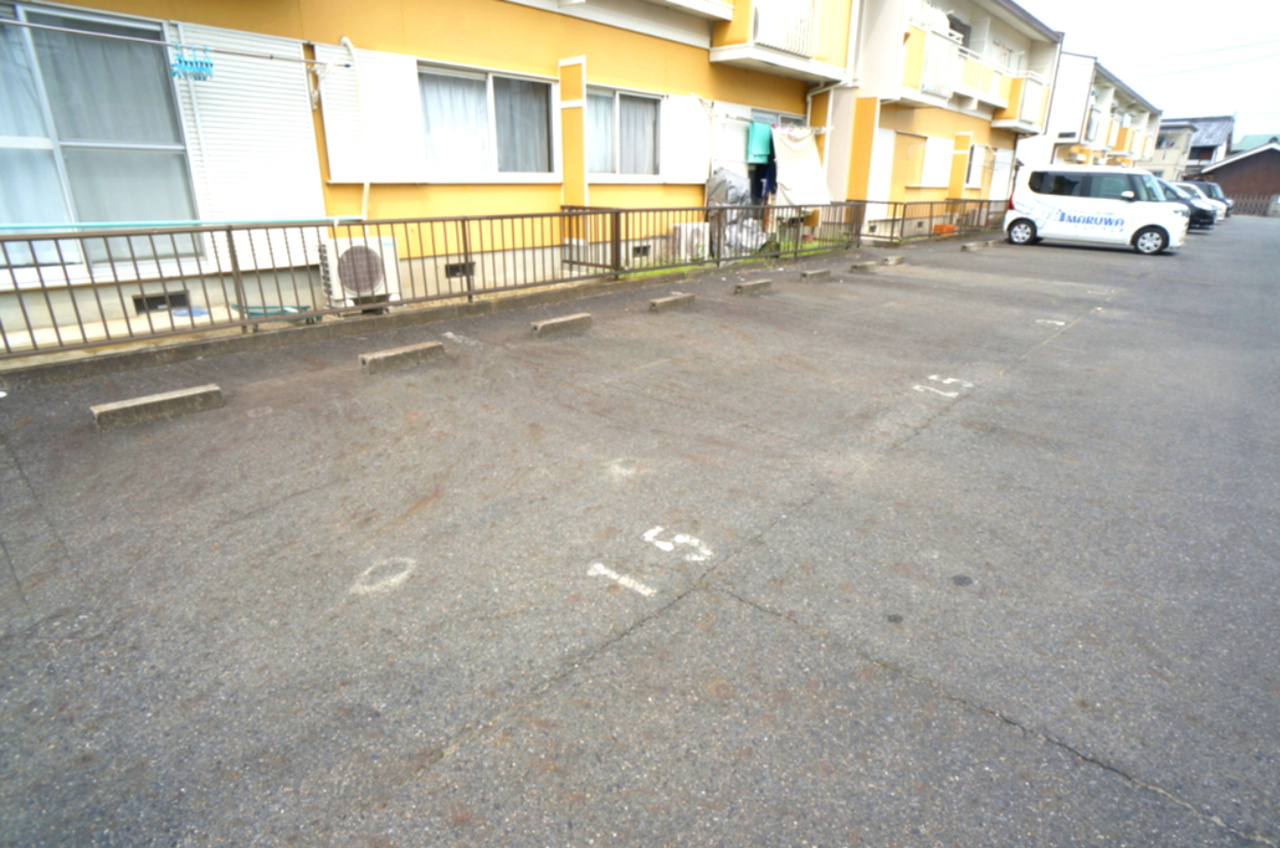 尺土グリーンヴィレッジＢの駐車場