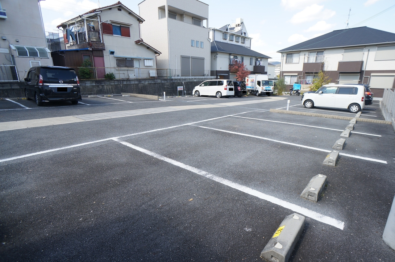アルティ逢坂Ａの駐車場