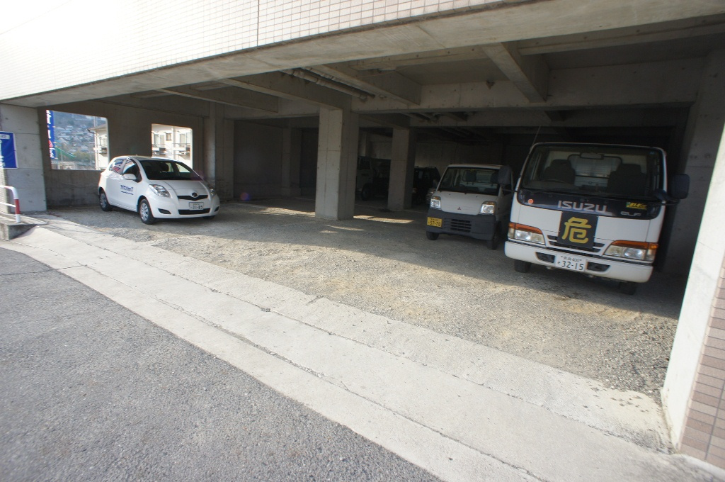 ヤマセン３番館の駐車場
