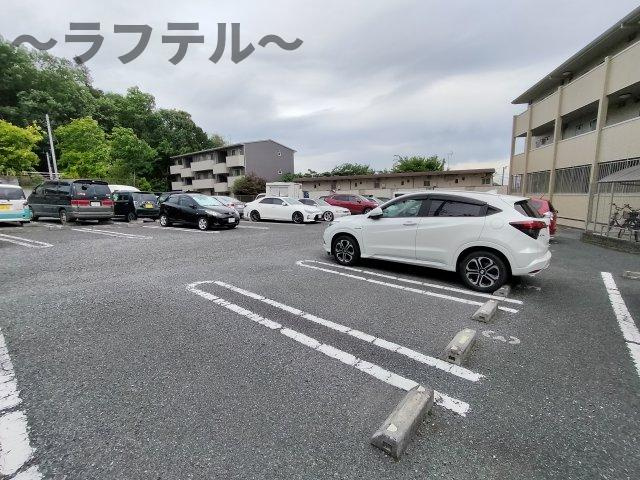 シャトレーウエスト明神の駐車場