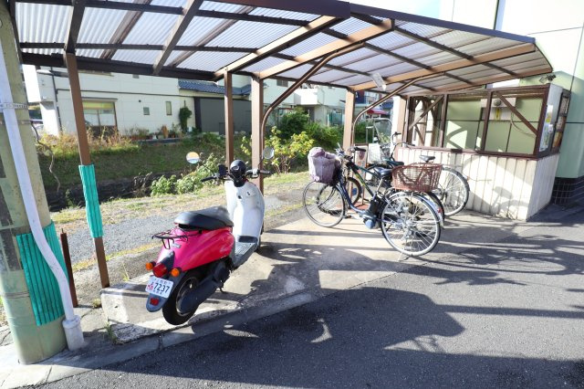 諏訪東生駒ビルの駐車場