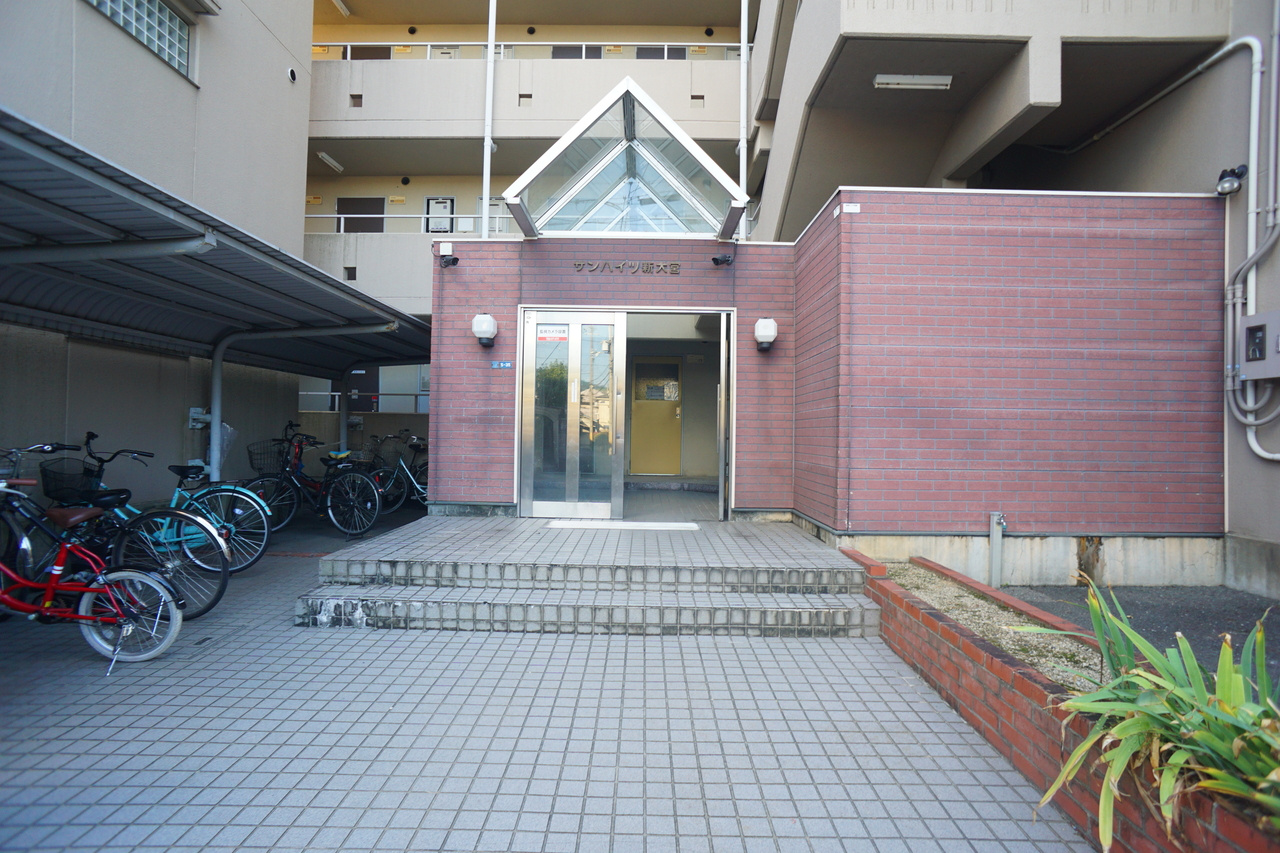 サンハイツ新大宮のエントランス
