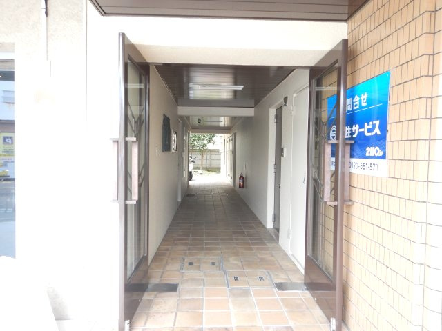 ドルチェ武庫之荘店舗・事務所のエントランス|ゆとりのあるエントランスです