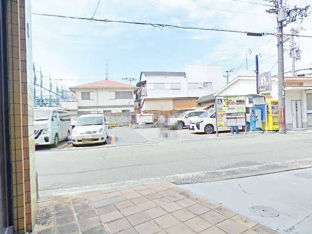 ドルチェ武庫之荘店舗・事務所の周辺|道を挟んで西側の駐車場