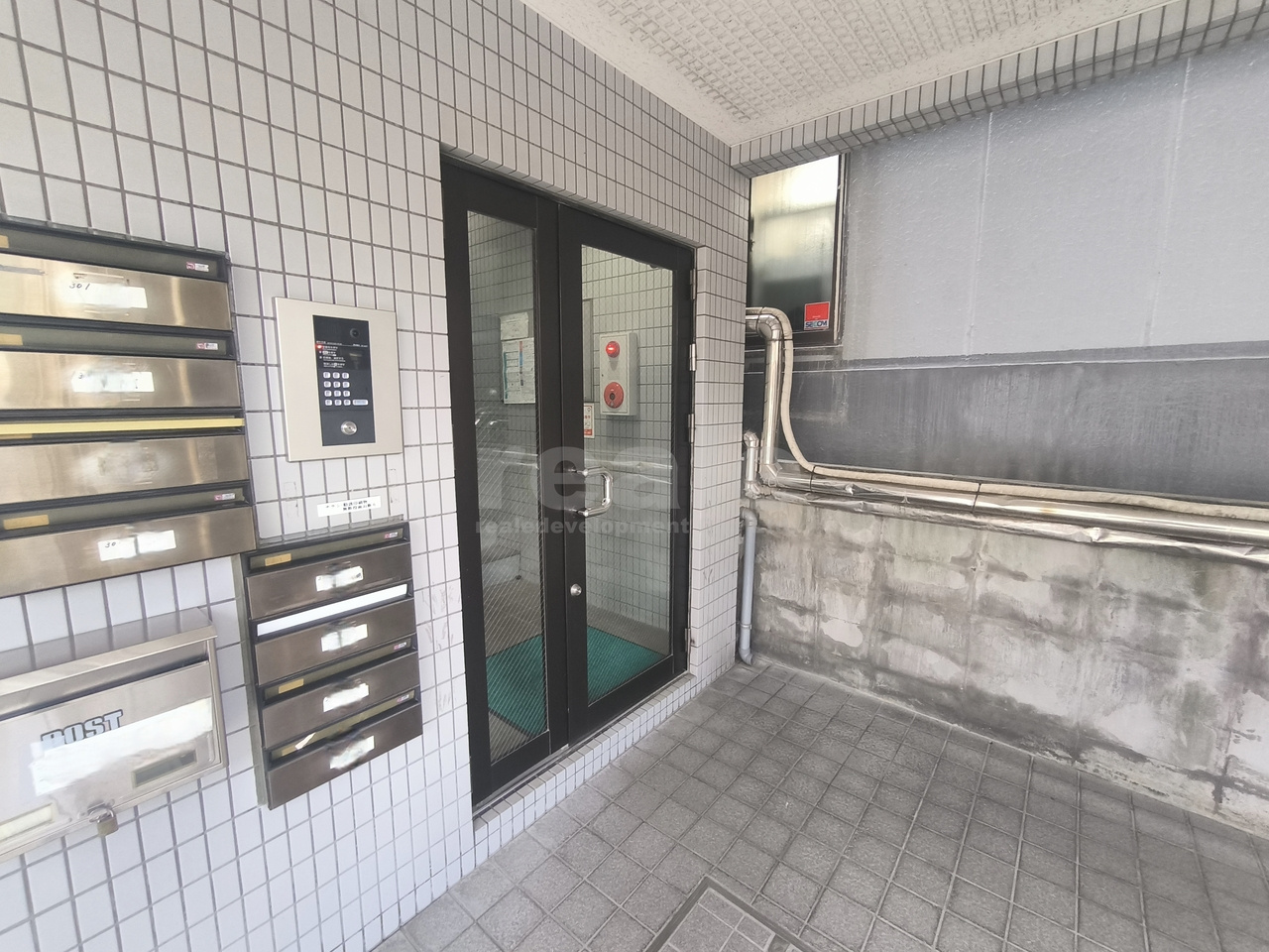 杉並区西荻南２丁目の賃貸マンションのエントランス