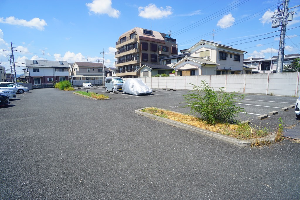 アソシエートの駐車場