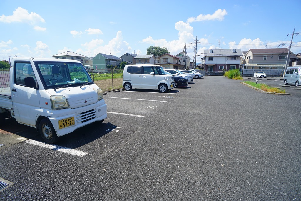 生駒郡斑鳩町阿波２丁目の賃貸マンションの駐車場