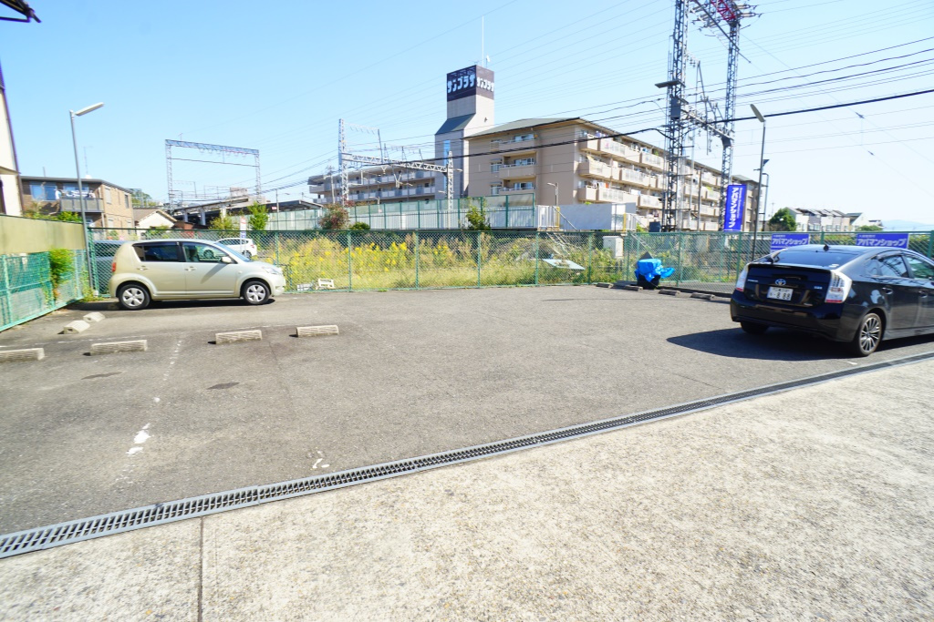 メゾン１６の駐車場