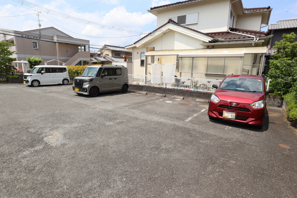 シャンクレール壱番館の駐車場
