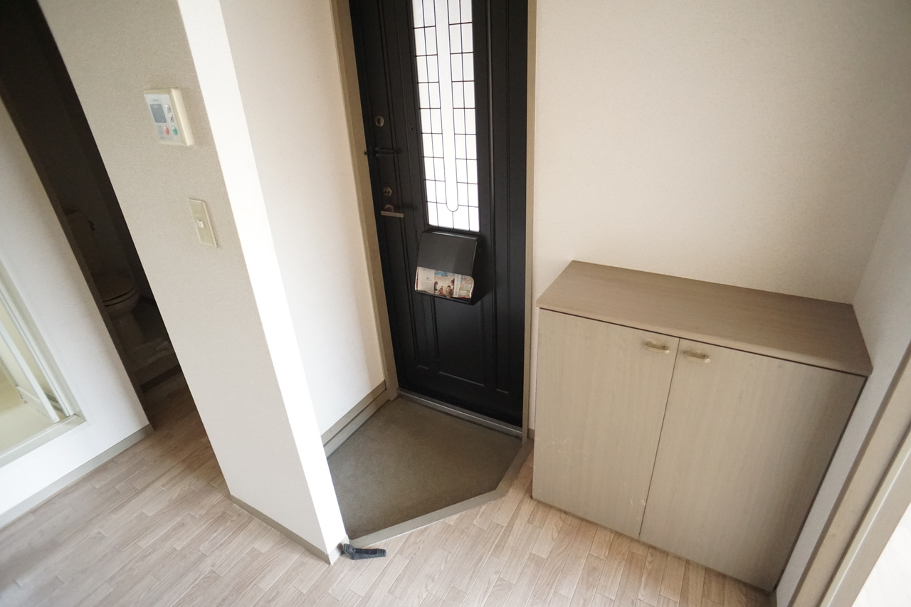 フローラ新大宮の玄関