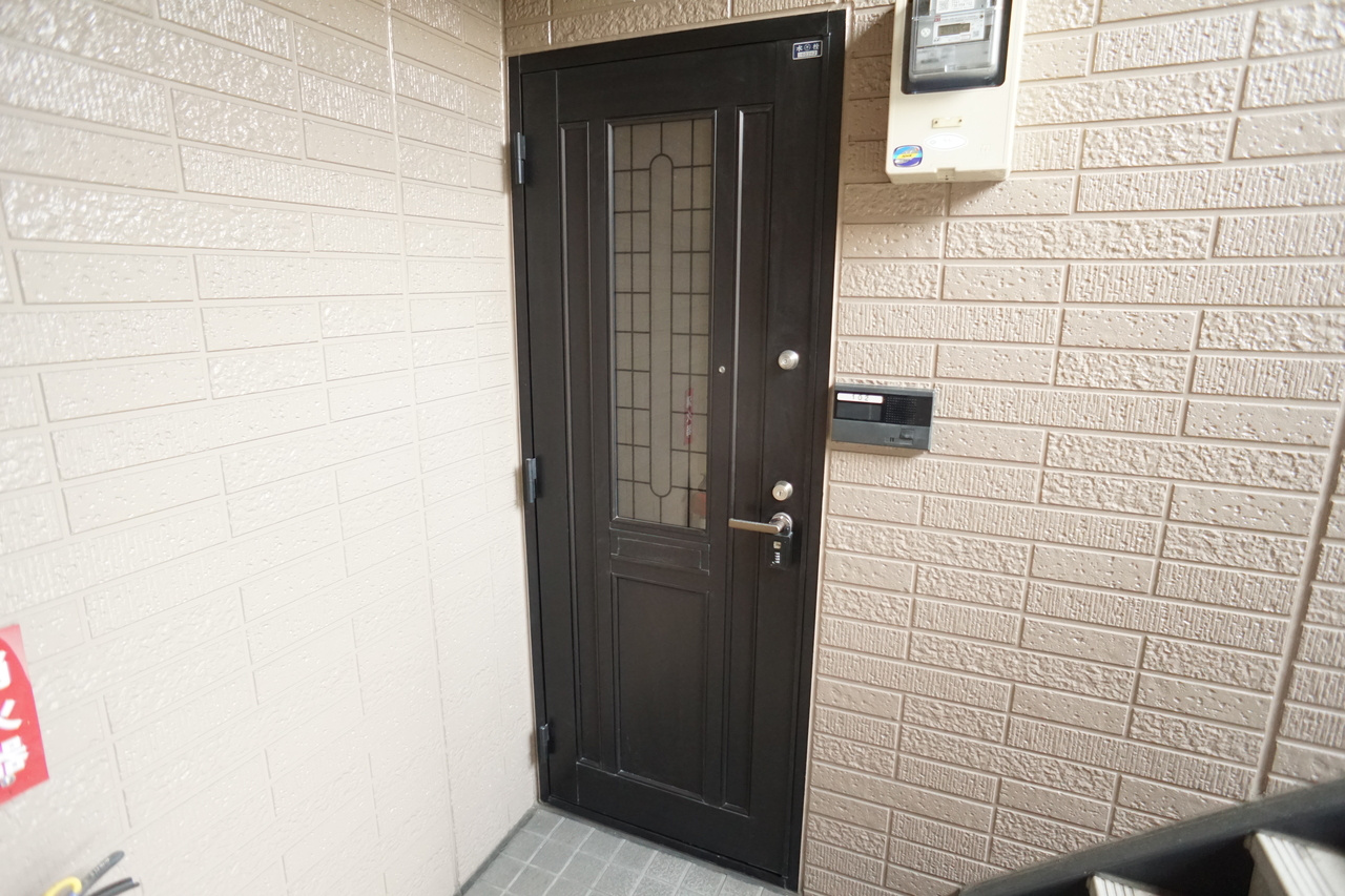 フローラ新大宮の玄関