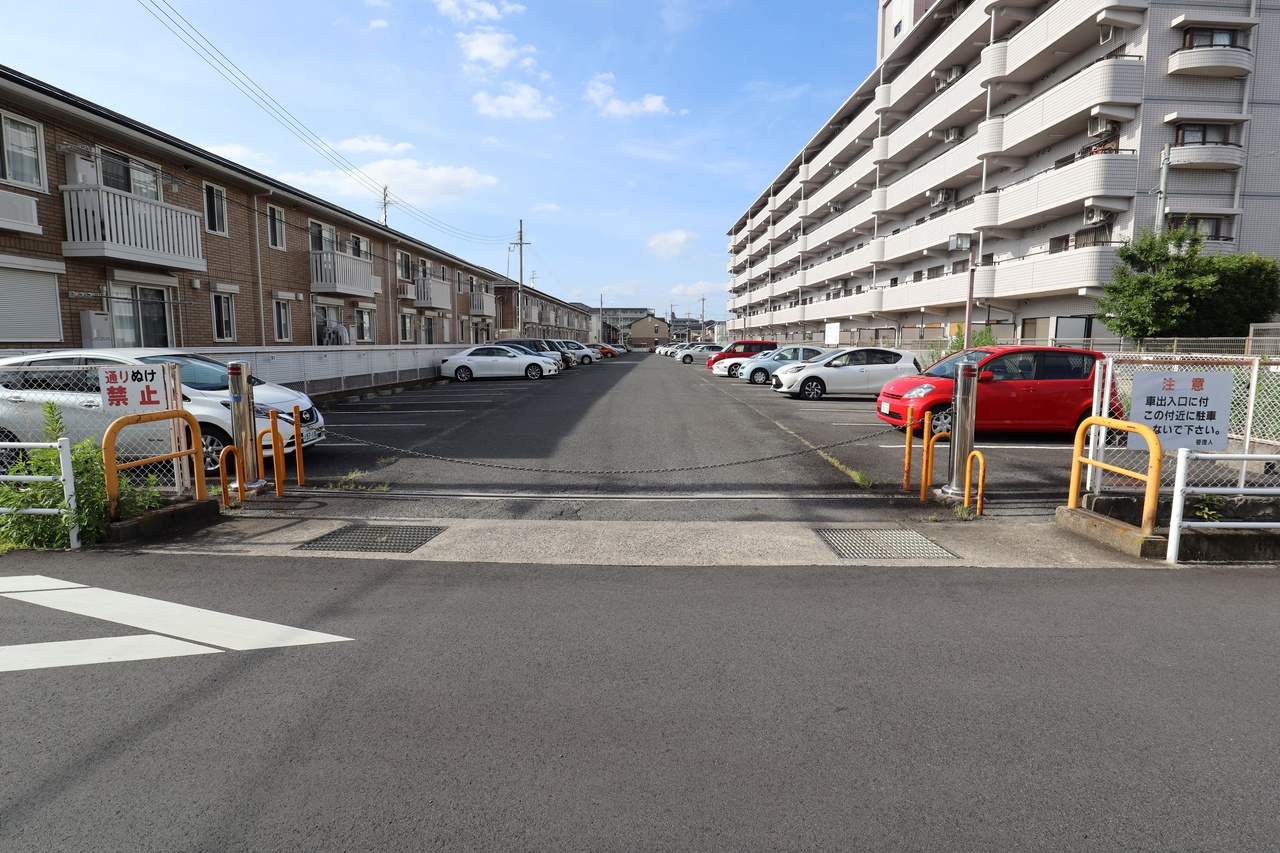 リアライズ八木の駐車場