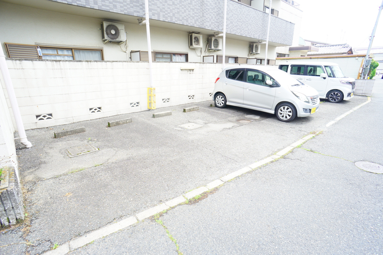 ドウェル佐保川の駐車場