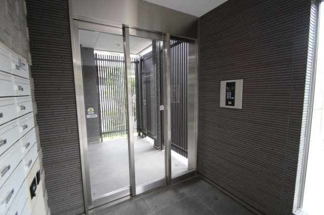 川口市幸町３丁目の賃貸マンションのエントランス