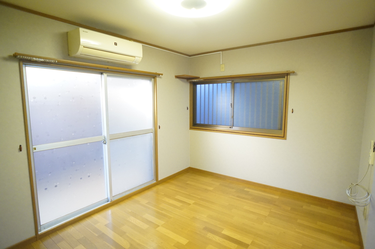 俵口町貸家の洋室