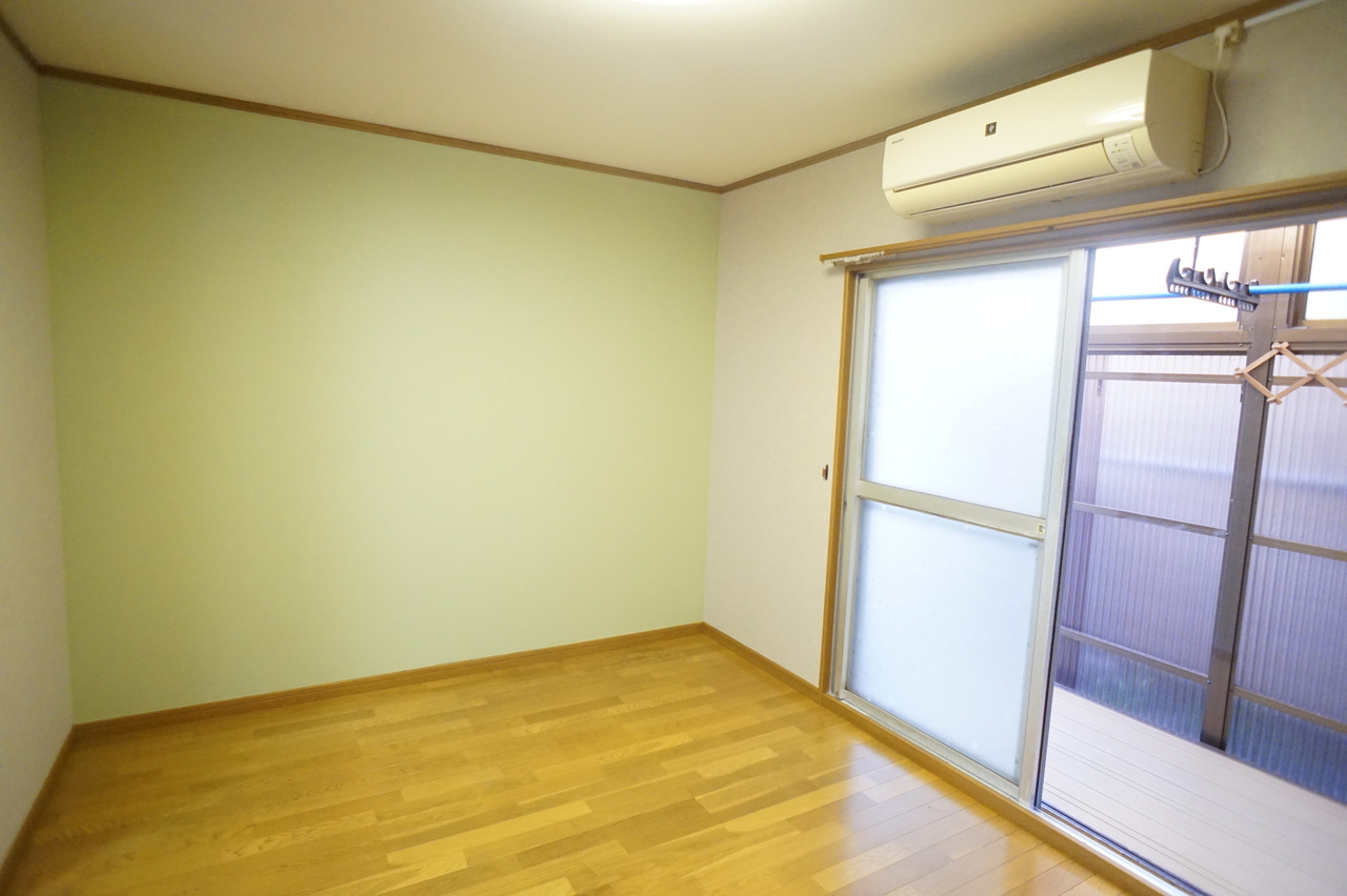 俵口町貸家の洋室